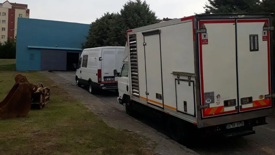 Araç üstü jeneratörün servis kapakları