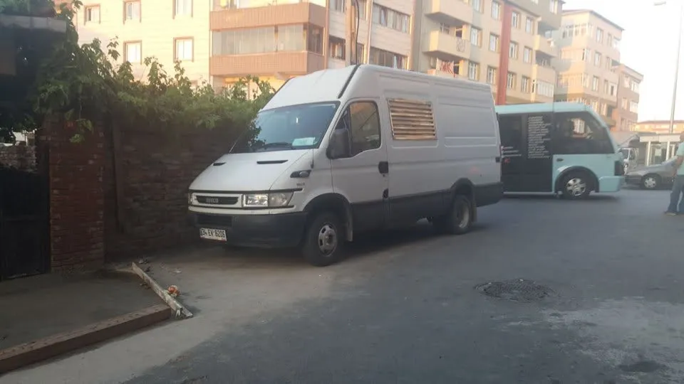 Konut sokağında mobil jeneratör